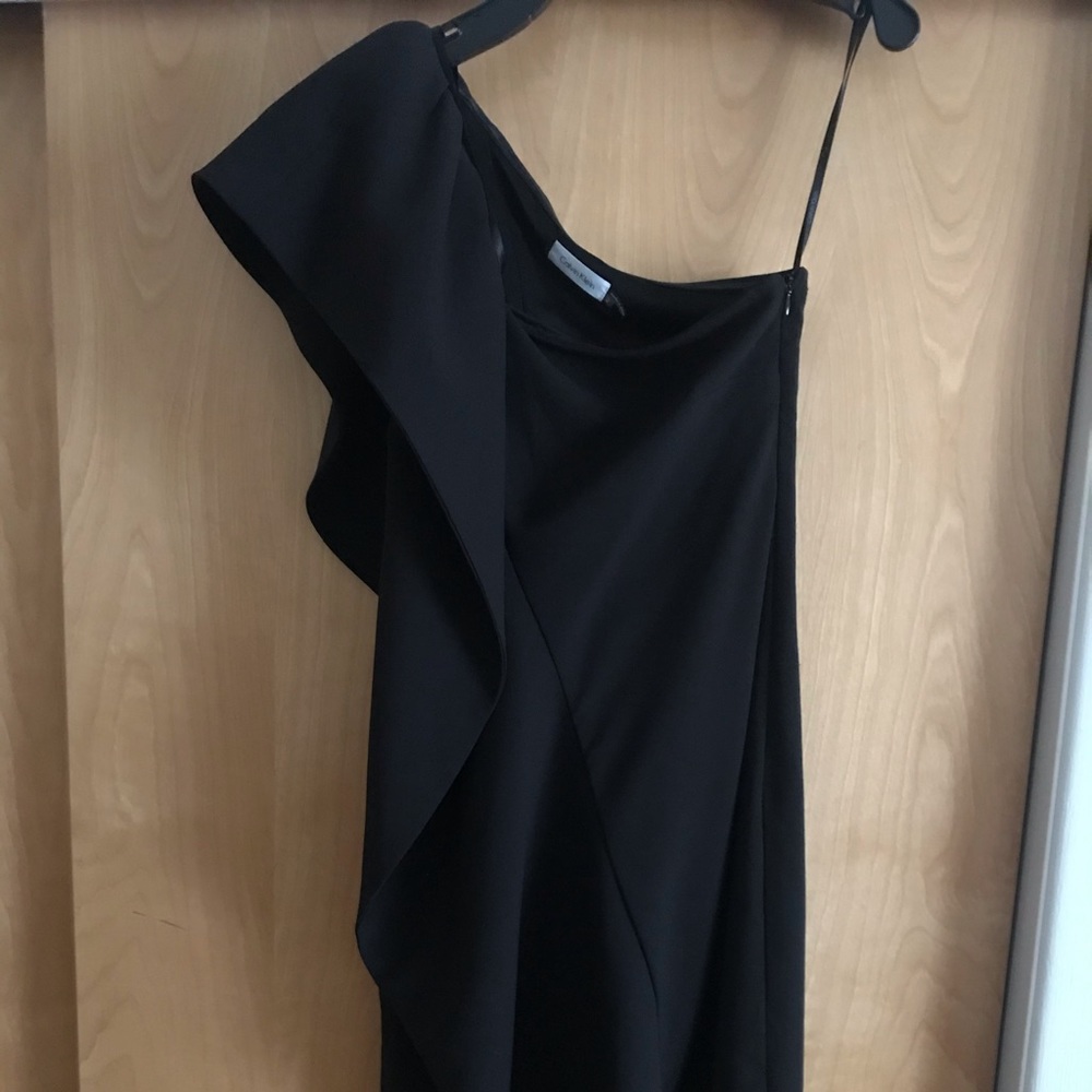 One shoulder ruffle knee dress